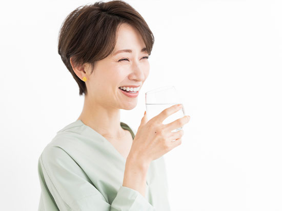 水を飲む