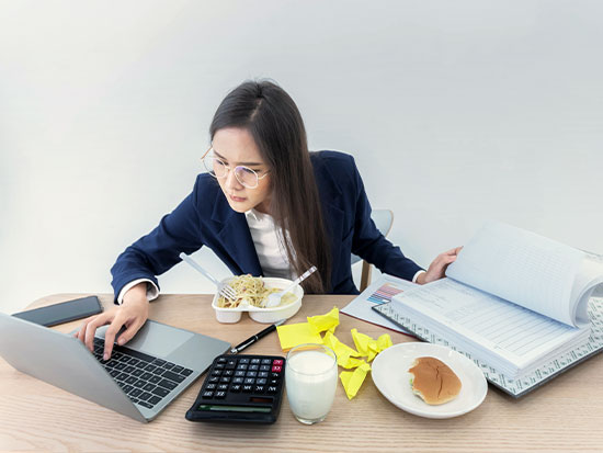 家でできる効果の高い筋トレと言えば?!スクワット