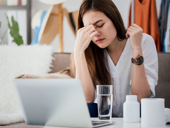 目の疲れからくる健康リスクについて